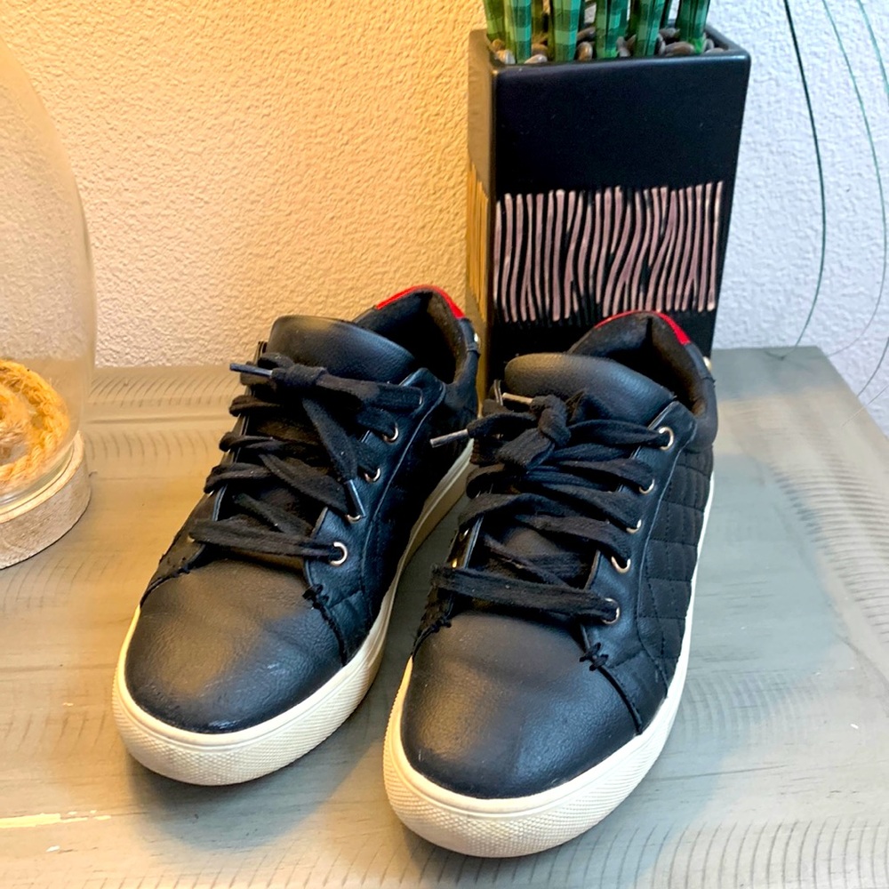 Tenis Kurt geiger negros talla 8 mujer